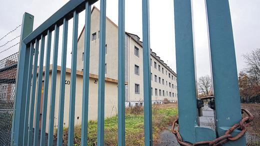 Hinter Gittern und seit sieben Jahren verwaist: Die Zukunft der Ex-US-Wohnsiedlung Marshall Heights ist auch nach der Stadtratsentscheidung eher unsicher. Ob sich ein Investor findet, der rund die Hälfte des Areals erwirbt, um diese nach Abbruch der Gebäude zu renaturieren, erscheint zumindest recht unwahrscheinlich.