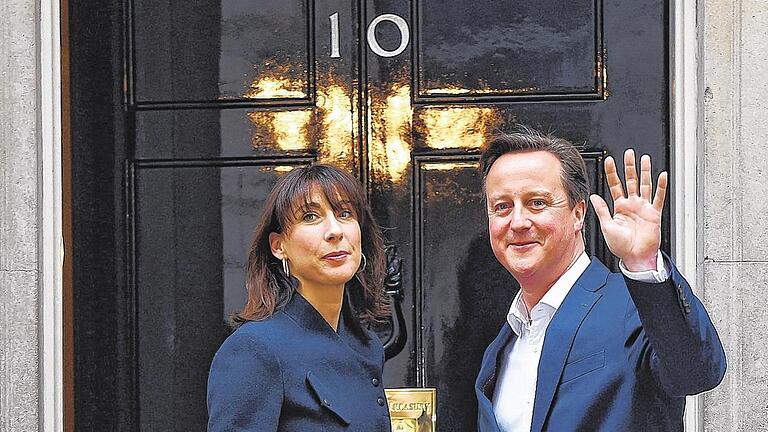 Glücklicher Sieger: Der britische Premier David Cameron und seine Frau Samantha vor dem Amtssitz in London.