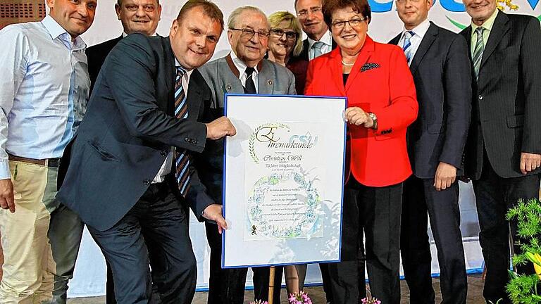 Eine von der Würzburger Künstlerin Maja Issing besonders gestaltete Urkunde bekam Gründervater Christian Will für seine 70-jährige Mitgliedschaft beim Sommerempfang vom CSU-Kreisvorstand überreicht. (von links): Michael Freudenberger (CSU-Ortsvorsitzender Güntersleben), Landtagsabgeordneter Manfred Ländner, CSU-Kreisvorsitzender Thomas Eberth, Ehrenvorsitzender Christian Will, Bezirksrätin Elisabeth Schäfer, Bundestagsabgeordneter Paul Lehrieder, Landtagspräsidentin Barbara Stamm, Landtagsabgeordneter Oliver Jörg (CSU-Kreisvorsitzender Würzburg-Stadt) und Landrat Eberhard Nuß.