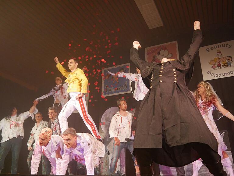 Die Toten vom Männerballett gruselten das Publikum mit ihren Kostümen und zeigten dann eine Show mit vielen Knalleffekten. Die Toten vom Männerballett gruselten das Publikum mit ihren Kostümen und zeigten dann eine Show mit vielen Knalleffekten.