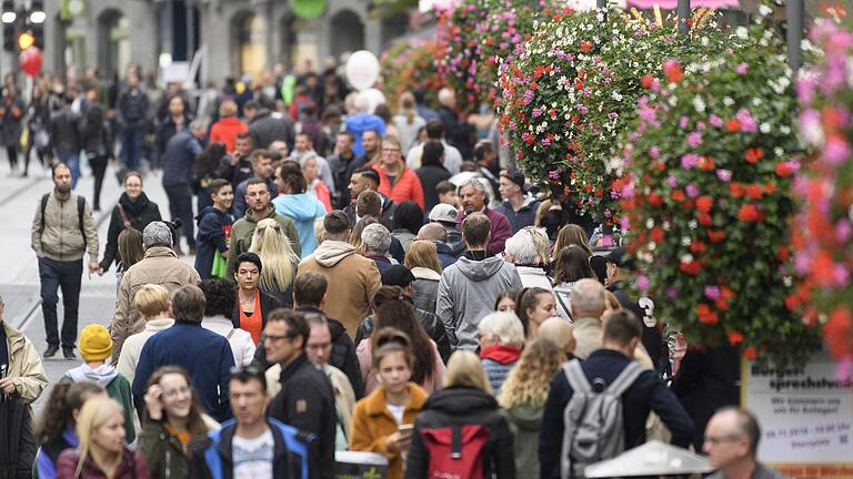 Besuchermassen: Tausende Menschen finden sich jährlich zum verkaufsoffenen Mantelsonntag in der Würzburger Innenstadt ein. In diesem Jahr sei das Ansteckungsrisiko zu groß, so die Stadt, weshalb der Mantelsonntag ausfällt.