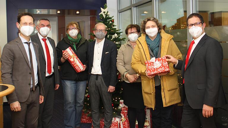 Mit Übergabe der Geschenk-Päckchen endete die 'Wunschbaum'-Aktion von Gerolzhofen-Aktiv wenige Tage vor Weihnachten. Das Bild zeigt die Übergabe der Päckchen für das Antonia-Werr-Zentrum St. Ludwig in der Gerolzhöfer Sparkassen-Filiale. Im Bild (von links) Bürgermeister Thorsten Wozniak, Berthold Stahl, Mitglied im Sparkassen-Vorstand, Karin Strempel, die Leitende Psychologin des Antonia-Werr-Zentrums, Günter Iff und Elisabeth Orth vom Vorstandsteams von Gerolzhofen-Aktiv, Anja Sauerer, die Geschäftsführerin des Antonia-Werr-Zentrums, und Andreas Eisenhauer, den Leiter der Sparkassen-Filiale.