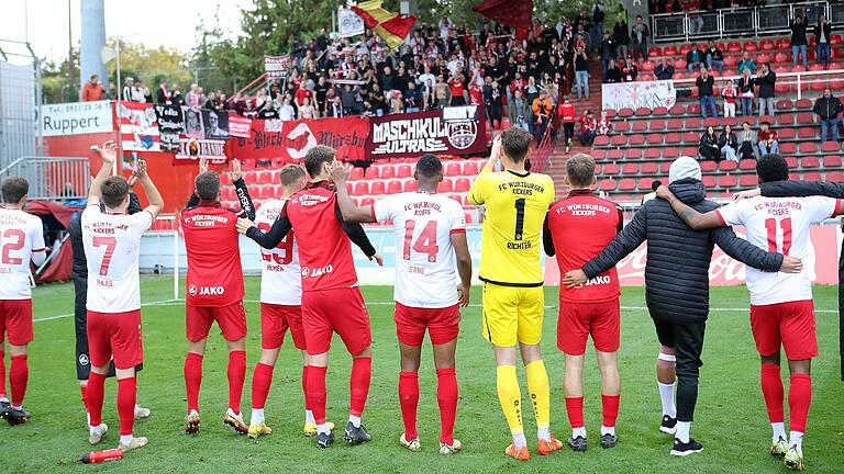 Jubelstimmung am Dallenberg: die Spieler der Würzburger Kickers wollen auch beim letzten Heimspiel des Jahres gegen den VfB Eichstätt wieder einen Sieg feiern. Jubelstimmung am Dallenberg: die Spieler der Würzburger Kickers wollen auch beim letzten Heimspiel des Jahres gegen den VfB Eichstätt wieder einen Sieg feiern.