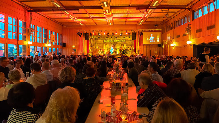 Der Comedy-Stammstisch mit Michl Müller, Ines Procter, Magic Maxl, Thorsten Bär und Schlachthofband sorgte für Lachsalven in der ausverkauften Rudi-Erhard-Halle in Burglauer.