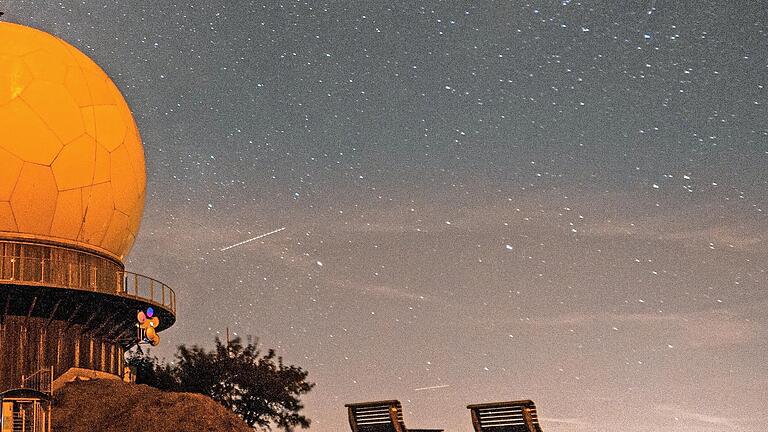 Im Monat August lohnt sich ein Blick in den Himmel umso mehr. Dann sind die Milchstraße (wie hier über dem Radom auf der Wasserkuppe in der Rhön) und die Perseiden gut zu erkennen – und so manche Sternschnuppe.       -  Im Monat August lohnt sich ein Blick in den Himmel umso mehr. Dann sind die Milchstraße (wie hier über dem Radom auf der Wasserkuppe in der Rhön) und die Perseiden gut zu erkennen – und so manche Sternschnuppe.