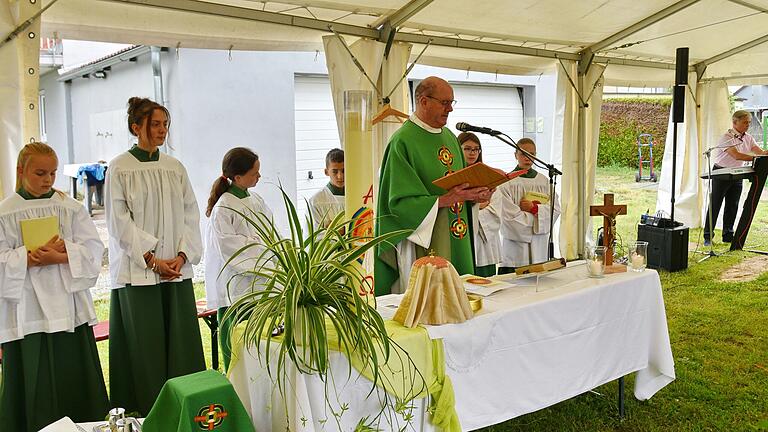 Auf dem Foto: Pfarrer Volker Benkert, Uwe Sauer und fünf Ministranten beim themabezogenem Gottesdienst.