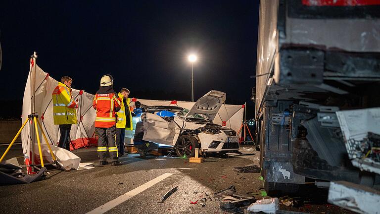 Tödlicher Unfall auf der A9       -  Bei dem Auffahrunfall starb eine Beifahrerin. Mehrere Insassen erlitten schwere Verletzungen.