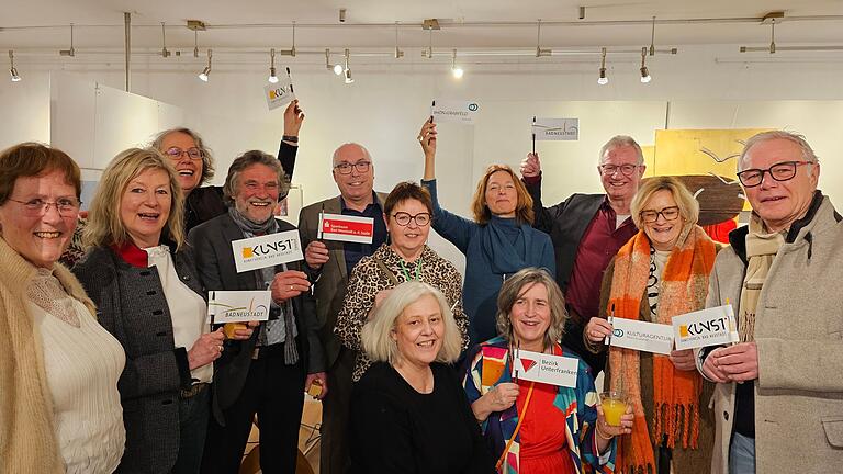 Zahlreiche Förderinnen und Förderer des Kunstvereins folgten der Einladung zum Neujahrsemfang. 
Hintere Reihe von links: Erika Granzow (Vorstand Kunstverein), Gerhild Erhard (ev. Pfarrerin), Karl Breitenbücher (3. Bürgermeister) Georg Straub (Direktor Sparkasse Bad Neustadt), Rita Rösch (Stadträtin), Annette Roggatz (Vorstand Kunstverein), Andreas Schlagmüller (Stadtkämmerer), Astrid Hedrich-Scherpf (Leiterin Kulturagentur Rhön-Grabfeld), Norbert Klein (2. Bürgermeister). Vordere Reihe von links: Andrea S. Gertz und Eva Warmuth (Vorstand Kunstverein).
