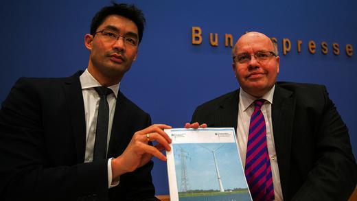 Für eine &bdquo;Energie der Zukunft&ldquo;: Bundeswirtschaftsminister Philipp Rösler und Bundesumweltminister Peter Altmaier.