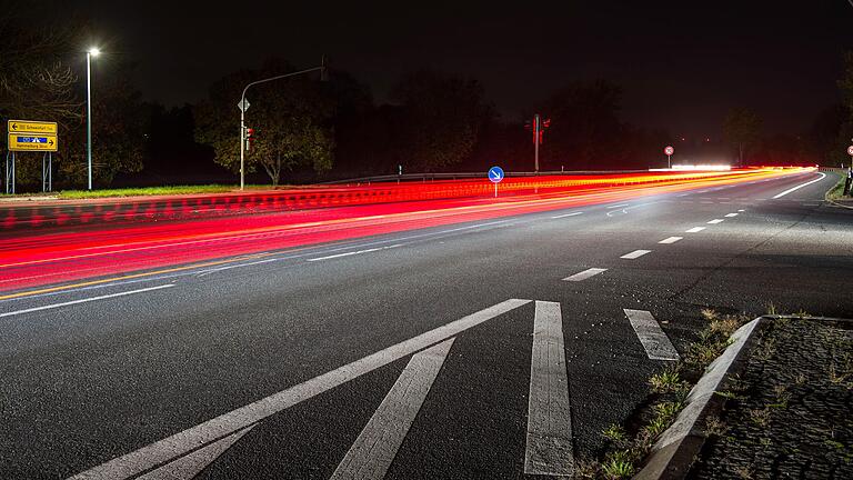 Die Niederwerrner Straße: Eine von mehreren Strecken in Schweinfurt, in denen etliche gerne zu sehr aufs Gas drücken. Auch illegale Autorennen hat es hier schon gegeben. Die Niederwerrner Straße: Eine von mehreren Strecken in Schweinfurt, in denen etliche gerne zu sehr aufs Gas drücken. Auch illegale Autorennen hat es hier schon gegeben.