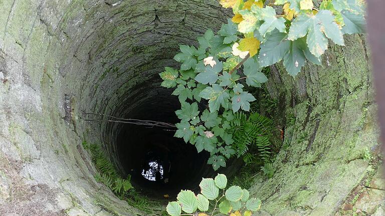Ein tiefer Brunnen sicherte die Versorgung der Menschen und des Viehs mit Trinkwasser. Ein tiefer Brunnen sicherte die Versorgung der Menschen und des Viehs mit Trinkwasser.