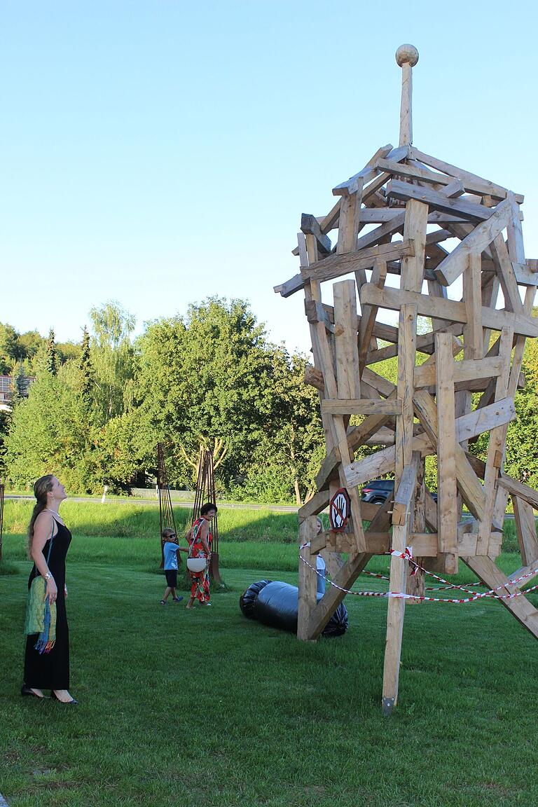 Ein echter Hingucker im Skulpturengarten: Die hölzerne Rakete.