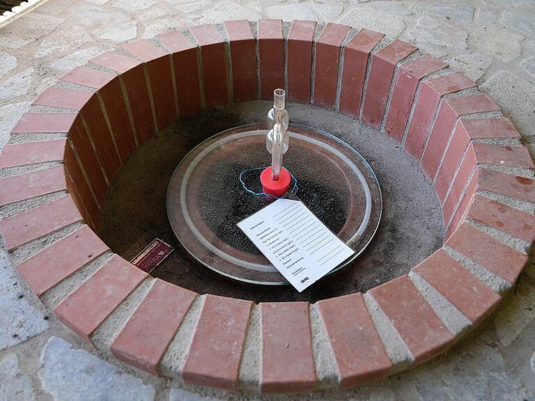 Ein befülltes und verschlossenes Tongefäß (Qvevri) im fertigen Marani an der LWG ist fertig – der Wein gärt jetzt etwa ein Jahr lang und wird dabei sich selbst überlassen. Ein befülltes und verschlossenes Tongefäß (Qvevri) im fertigen Marani an der LWG ist fertig – der Wein gärt jetzt etwa ein Jahr lang und wird dabei sich selbst überlassen.
