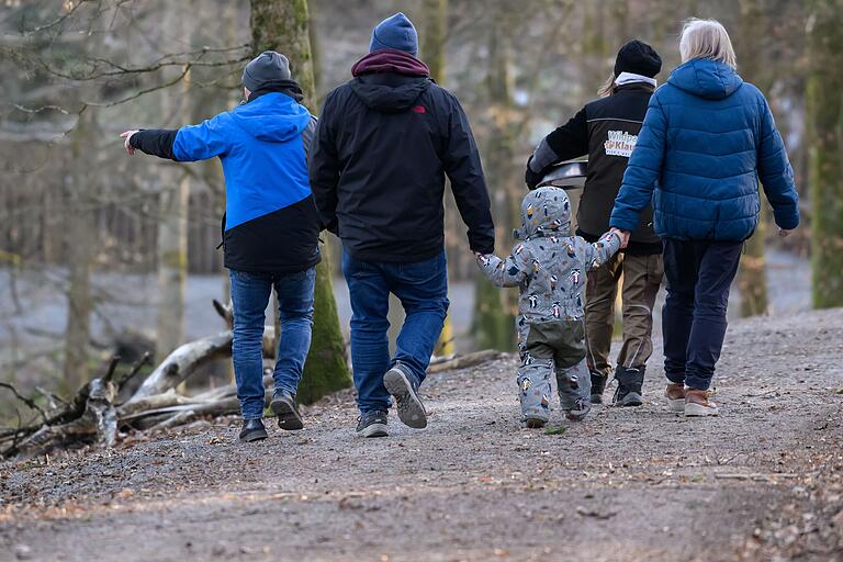Tipp: Täglich um 15 Uhr können Besucher im Wildpark eine Mitarbeiterin bei der Tierfütterung begleiten. Tipp: Täglich um 15 Uhr können Besucher im Wildpark eine Mitarbeiterin bei der Tierfütterung begleiten.