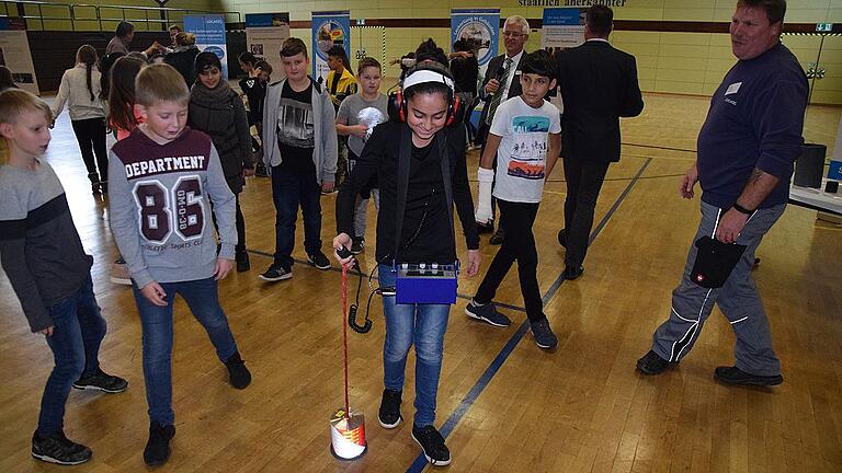 Was rauscht denn da im Untergrund? Schüler der Gemündener Mittelschule probieren einen Lauschapparat aus, mit dem Steffen Hofmann von der Ochsenfurter Firma Locatec (rechts) Wasserrohrbrüche lokalisiert. Was rauscht denn da im Untergrund? Schüler der Gemündener Mittelschule probieren einen Lauschapparat aus, mit dem Steffen Hofmann von der Ochsenfurter Firma Locatec (rechts) Wasserrohrbrüche lokalisiert.