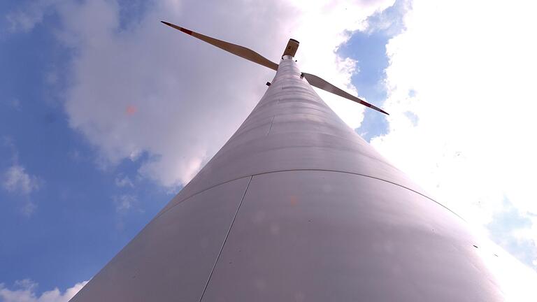 Das Windrad zwischen Obbach und Sulzthal steht seit über einer Woche still. Das Getriebe hat Öl verloren. Es ist der zweite Vorfall dieser Art im Windpark Obbach.&nbsp;