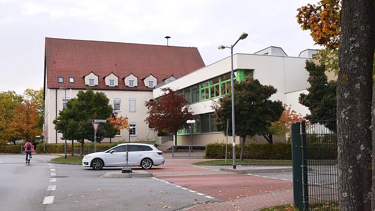 Sanieren oder doch neu bauen? Nicht nur für eine Sanierung, sondern auch für einen Neubau der Grund- und Mittelschule könnte die Gemeinde Sennfeld Fördergelder erhalten. Sanieren oder doch neu bauen? Nicht nur für eine Sanierung, sondern auch für einen Neubau der Grund- und Mittelschule könnte die Gemeinde Sennfeld Fördergelder erhalten.