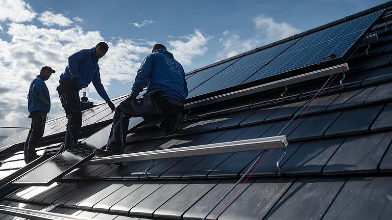 Das kann dauern: Wegen der großen Nachfrage nach solchen Photovoltaikanlagen fürs Hausdach kommt es in Unterfranken bei Fachfirmen zu erheblichen Wartezeiten. Das kann dauern: Wegen der großen Nachfrage nach solchen Photovoltaikanlagen fürs Hausdach kommt es in Unterfranken bei Fachfirmen zu erheblichen Wartezeiten.