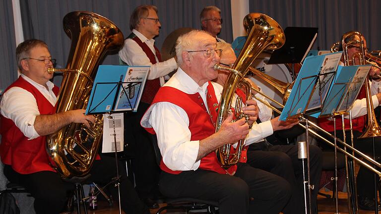 Die Jahre sind kein Grund, das Instrument in die Ecke zu legen – wie die Musiker am tiefen Blech nachhaltig bewiesen.       -  Die Jahre sind kein Grund, das Instrument in die Ecke zu legen – wie die Musiker am tiefen Blech nachhaltig bewiesen.