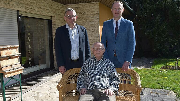 Ein verdienter Jubilar im Mittelpunkt: Heinz Mahr erhielt zum 90. Geburtstag Besuch von Bürgermeister Jörg Kümmel (links) und dem stellvertretenden Landrat Michael Ziegler.
