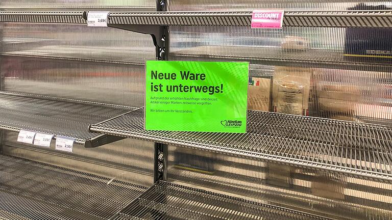 Ein leergeräumtes Regel für Toilettenpapier. Aufgenommen am 19.03.2020 in Leipzig. Angesichts überflüssiger Hamsterkäufe lassen sich manche Zeitgenoss*innen zu einer beleidigenden Wortwahl hinreißen. Diesen Sprachgebrauch sollten seriöse Medien nicht übernehmen.&nbsp;