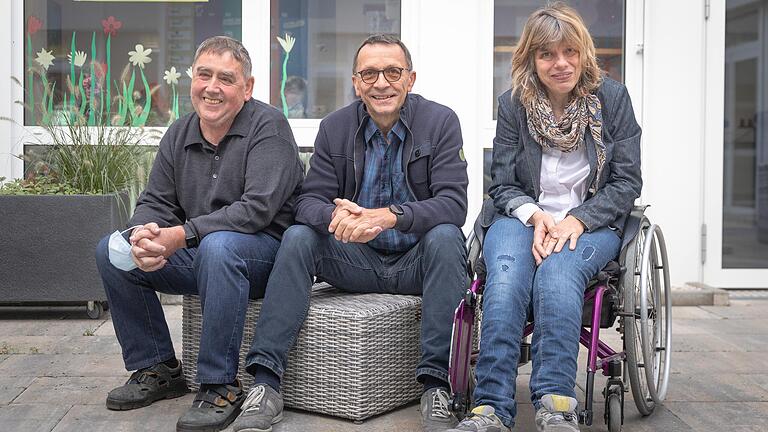 Sonja Scheuplein (rechts) ist die erste Vorsitzende des Werkstattrats, Philipp Götz (links) ist zweiter Vorsitzender. Roland Hascher (Mitte) ist Vertrauensperson für den Werkstattrat und unterstützt sie bei ihrer Arbeit. Sonja Scheuplein (rechts) ist die erste Vorsitzende des Werkstattrats, Philipp Götz (links) ist zweiter Vorsitzender. Roland Hascher (Mitte) ist Vertrauensperson für den Werkstattrat und unterstützt sie bei ihrer Arbeit.