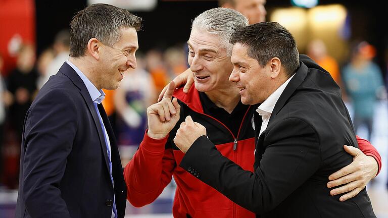 Die Baumeister des Höhenflugs der Baskets: die Co-Trainer Dejan Mihevic und Paco Scekic sowie Cheftrainer Sasa Filipovski nach dem Sieg in Rostock.