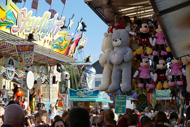 Auf der Königshöfer Messe wird wieder für Alle etwas geboten sein, sind sich Bürgermeister Dr. Lukas Braun und Marktmeister Jan Raddatz sicher. Auf der Königshöfer Messe wird wieder für Alle etwas geboten sein, sind sich Bürgermeister Dr. Lukas Braun und Marktmeister Jan Raddatz sicher.