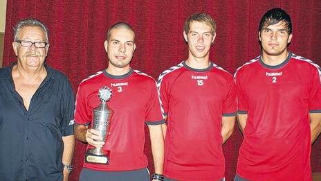 Die siegreichen Drei: Hans Rippel (von links), Sprecher des Fanclubs &bdquo;Widerwärtig&ldquo;, kürte die drei von seinem Klub ausgewählten Spieler der Saison 2009/10: Michael Gabold, Patrick Kirsten und Daniel Werner.
