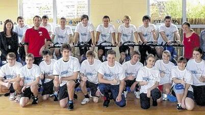 Azubis im Fitnessstudio: Das gesamte erste Ausbildungsjahr des P&G-Werkes Marktheidenfeld stellte sich zusammen mit den Therapeuten sowie den Verantwortlichen zum Gruppenfoto.