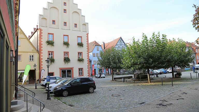 Nicht nur das Kopfsteinpflaster am Marktplatz ist eine Stolperfalle, auch die Leitungen im Untergrund sind marode. Der geänderten Entwurfsplanung zur Umgestaltung wollte der Stadtrat am Montag aber nicht zustimmen. Ein Grund sind die zu hohen Kosten von 7,8 Millionen Euro.