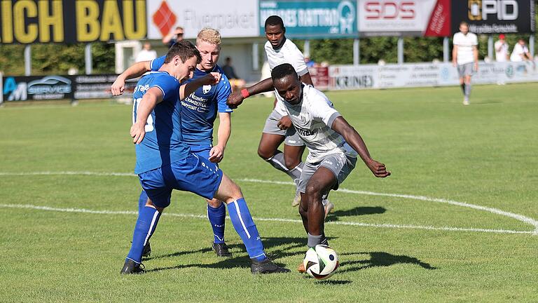 Sands Mamadou Bah (rechts) lässt die Trappstadter (von links) Elias Werner und Hannes Bauer stehen.