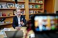 Live-Talk auf X mit Weidel und Musk       -  Mit Podcast-Mikrofon und Laptop schaltete sich AfD-Chefin Alice Weidel von ihrem Bundestagsbüro aus in den Live-Talk mit X-Chef Elon Musk.
