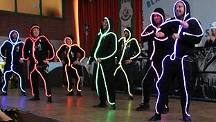 Als Strichmännchen tanzte das Männerballett auf der Bühne.       -  Als Strichmännchen tanzte das Männerballett auf der Bühne.