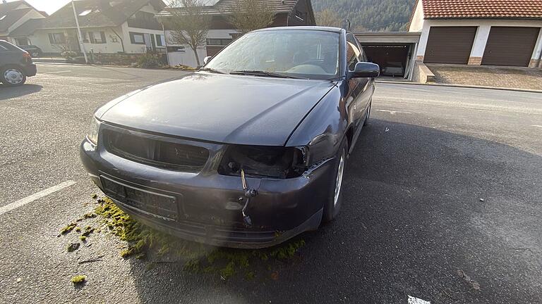 Schon mehrere Jahre steht dieser Audi A3 auf einem Privatparkplatz im Langenprozeltener Sandweg. Darunter hat sich bereits Moos gebildet. Schon mehrere Jahre steht dieser Audi A3 auf einem Privatparkplatz im Langenprozeltener Sandweg. Darunter hat sich bereits Moos gebildet.