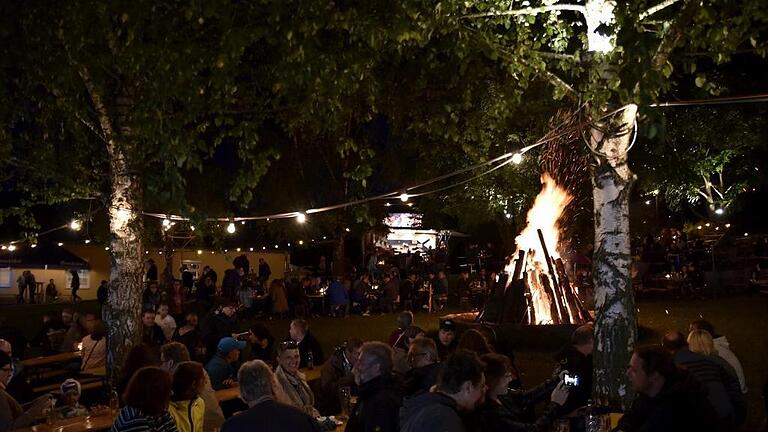 Die ganz besondere Atmosphäre am &bdquo;Tivoli&ldquo; in Holzhausen genossen viele Besucher am Samstagabend. Dass die Temperaturen für den August etwas niedrig waren, tat der guten Stimmung keinen Abbruch bei diesem Sommerfest, das am Montagabend ausklingt.