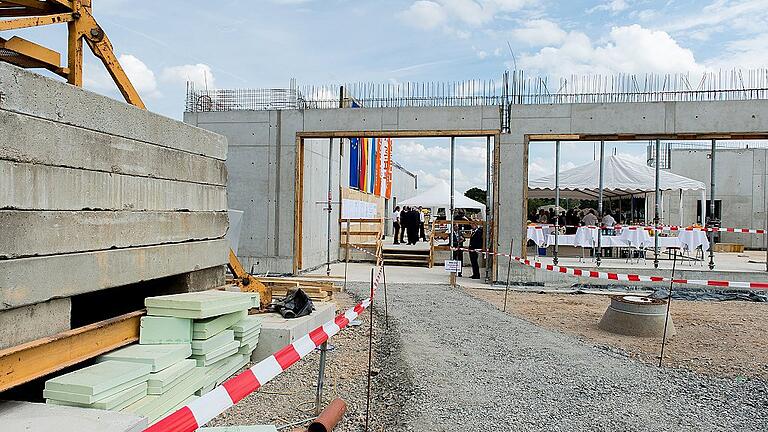 Der I-Campus wächst. Fundamente sind gegossen. Erste Wände stehen.