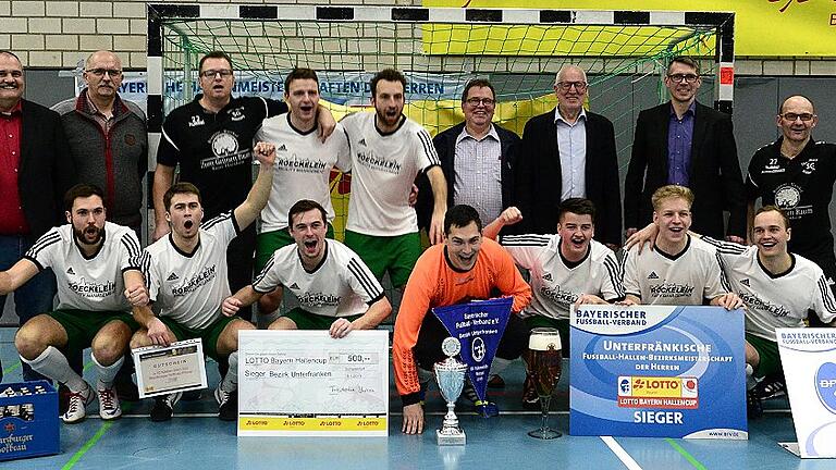 Futsal-Bezirksmeister: SV-DJK Oberschwarzach-Wiebelsberg. Hier mit (hinten von links) Bezirksspielleiter Bernd Reitstetter, Kreisspielleiter Gottfried Bindrim sowie (hinten, ab 2. von rechts) BFV-Vizepräsident Jürgen Pfau und Manfred Riedl (Lotto Bayern).