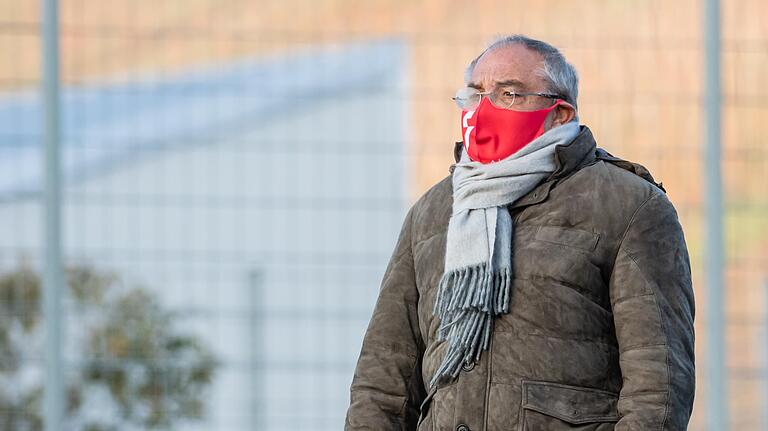 Felix Magath, Head of Flyeralarm Global Soccer, als Zuschauer beim Training der Kickers in Randersacker.