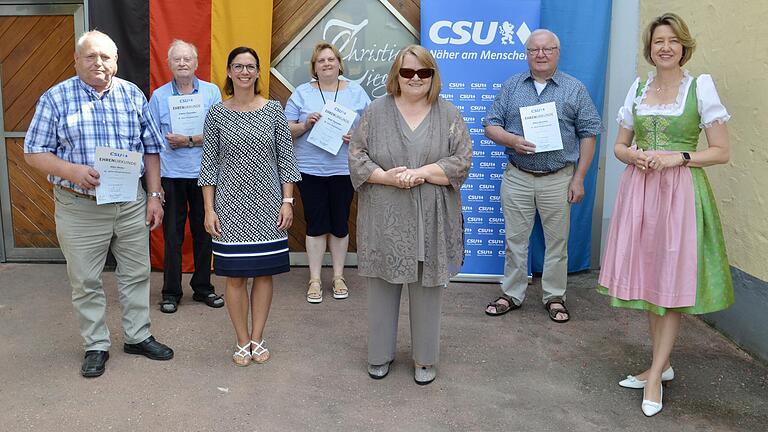 Bei der Feier des 70-jährigen Bestehens des CSU-Ortsverbandes Stammheim wurden langjährige Mitglieder gewürdigt. CSU-Kreisvorsitzende Anja Weisgerber (rechts) hob besonders die Verdienste der Ortsvorsitzenden Monika Ziegler (Dritte von rechts) heraus. Sie ist seit 25 Jahre Mitglied und steht seit 16 Jahren an der Spitze des Ortsverbandes. Nadine Friedrich (Dritte von links) führte durch das Programm der Feier.