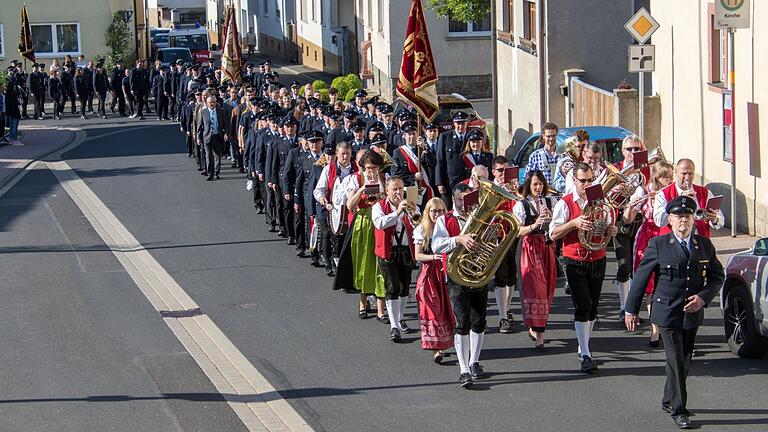 'Öffentliche Festivitäten' bleiben wie Volksfeste&nbsp; nach der neuen Corona-Verordnung in Bayern verboten. Was heißt das für ein Feuerwehrfest wie hier 2019 in Karsbach (Lkr. Main-Spessart)?