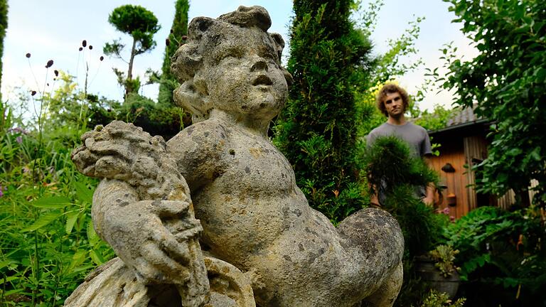 Putten-Figuren und historische Mauerteile sind das Markenzeichen im Garten von Rico Raab. Putten-Figuren und historische Mauerteile sind das Markenzeichen im Garten von Rico Raab.