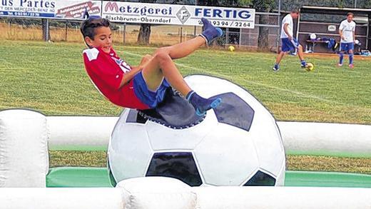 Fußball-Rodeo: Es war eine der Attraktionen beim Spessartpokal-Turnier in Steinmark. Länger als eine Minute hielt sich keiner auf dem bockenden Fußball.