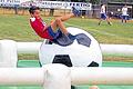 Fußball-Rodeo: Es war eine der Attraktionen beim Spessartpokal-Turnier in Steinmark. Länger als eine Minute hielt sich keiner auf dem bockenden Fußball.