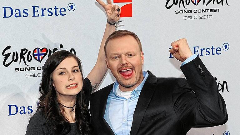 TV-Aus: Stefan Raab macht den Abflug - Lena Meyer-Landrut und ihr Mentor Stefan Raab. TV-Aus: Stefan Raab macht den Abflug - Lena Meyer-Landrut und ihr Mentor Stefan Raab.