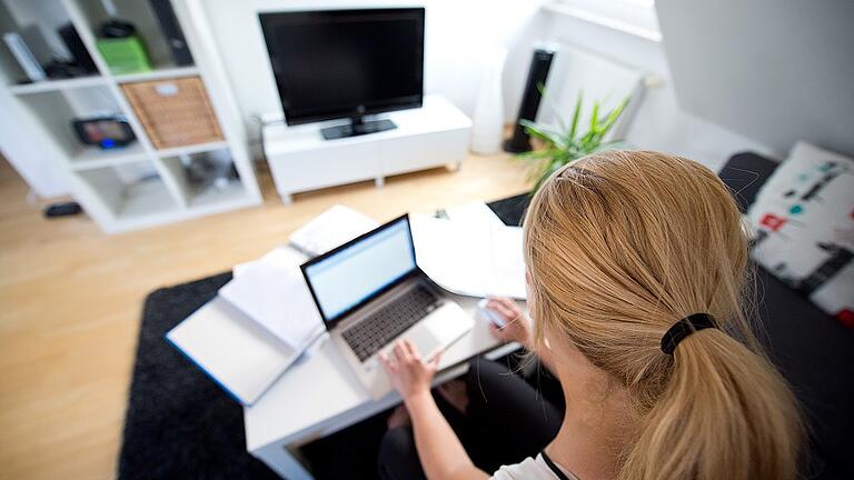 Homeoffice       -  Egal, wo und wann: Clickworker können ihren Job flexibel gestalten. Sie werden von Unternehmen bezahlt, die Kleintexte brauchen zum Beispiel für ihre Internetseiten. Die Bezahlung ist allerdings schlecht.