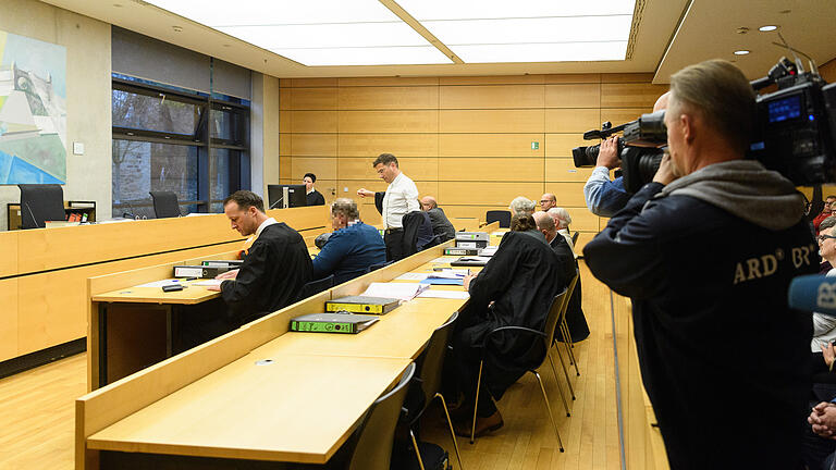 Ein mittlerweile gekündigter Bauhofleiter aus Erlabrunn sitzt zum Prozessauftakt am vergangenen Mittwoch im großen Saal des Landgerichts in Würzburg. An diesem Mittwoch wird die Verhandlung fortgesetzt. Ein mittlerweile gekündigter Bauhofleiter aus Erlabrunn sitzt zum Prozessauftakt am vergangenen Mittwoch im großen Saal des Landgerichts in Würzburg. An diesem Mittwoch wird die Verhandlung fortgesetzt. 