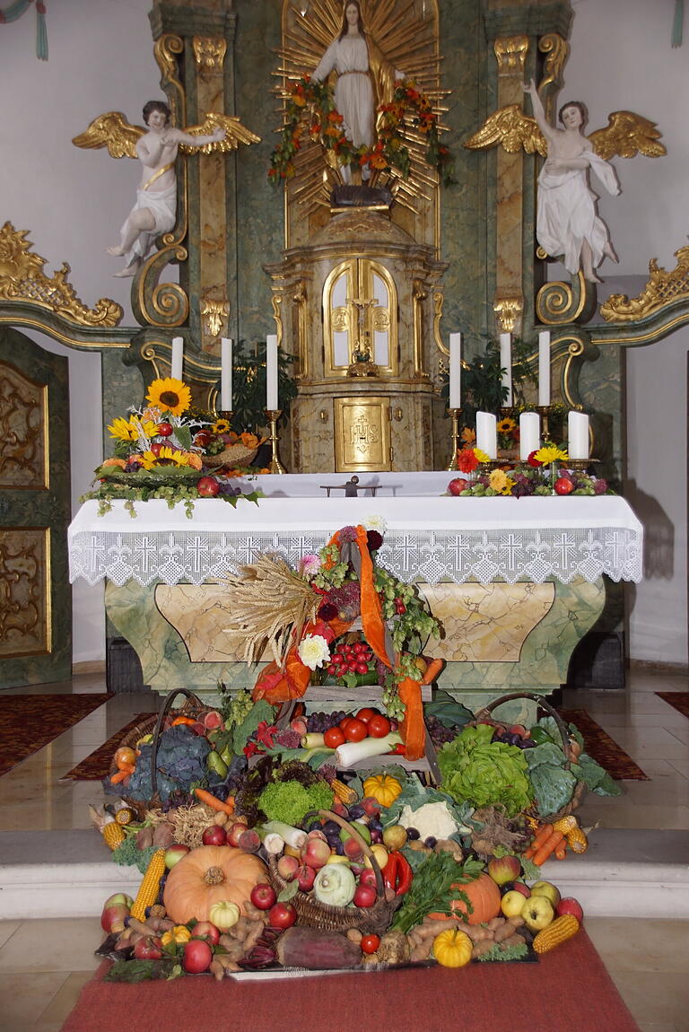 Prächtig hatten Helga Schütz und ihr Team den Ernte-Dankaltar für den Sonntagsgottesdienst geschmückt. Prächtig hatten Helga Schütz und ihr Team den Ernte-Dankaltar für den Sonntagsgottesdienst geschmückt.