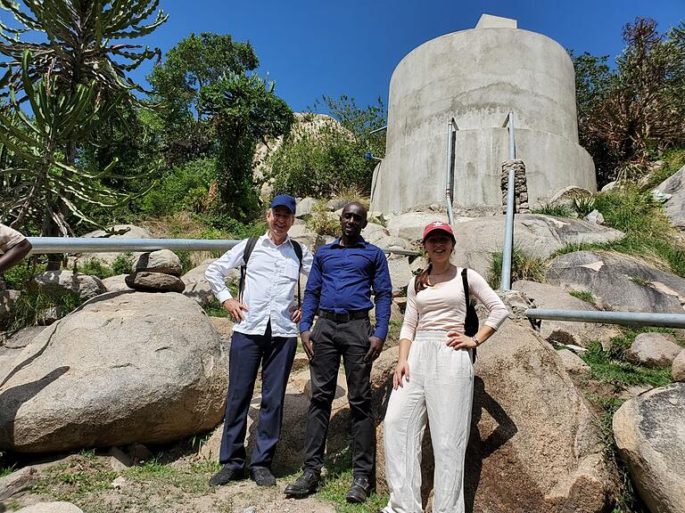 Roland Müller (Stadt Würzburg), Amin Abdallah (Projektmanager Nakopa) und Anuschka Heid (Stadt Würzburg) vor dem fertiggestellten Wassertank. Roland Müller (Stadt Würzburg), Amin Abdallah (Projektmanager Nakopa) und Anuschka Heid (Stadt Würzburg) vor dem fertiggestellten Wassertank.