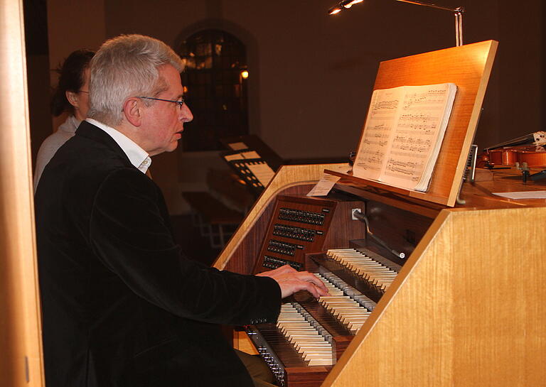 Auf der Orgel, der Königin der Instrumente, in der Magdalenen-Kirche in Ebelsbach zog Organist Tjeu Zeijen die Register.